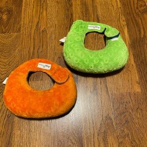 2 reversible neck pillows